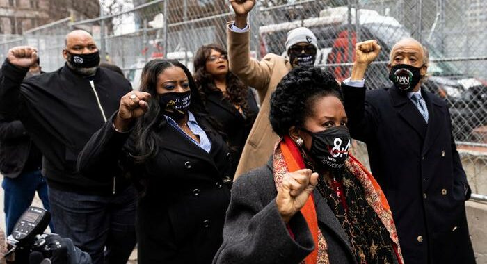 Floyd, centinaia di manifestanti davanti al tribunale