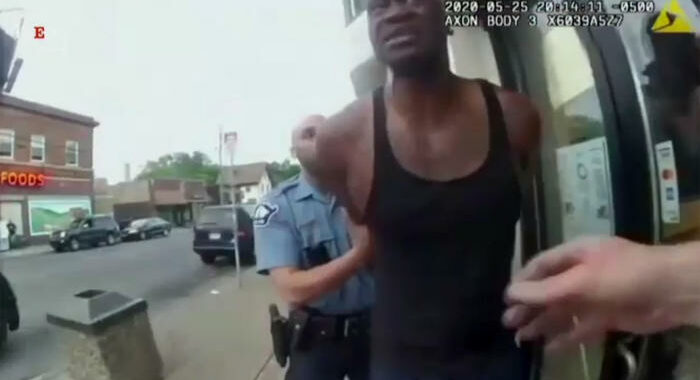 Floyd: polizia, ‘ginocchio sul collo non era necessario’