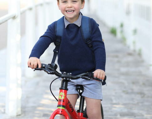 Gb: il principe Louis compie 3 anni, la foto in bicicletta