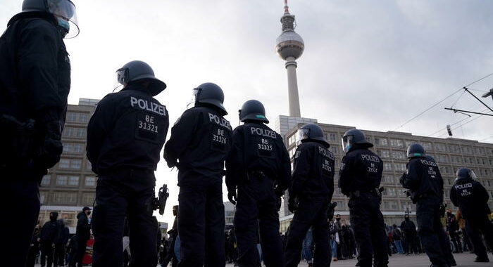 Germania: scontri a Berlino, lacrimogeni su manifestanti