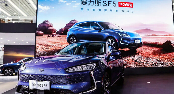 Huawei avvia vendita auto elettriche nei flagship store Cina