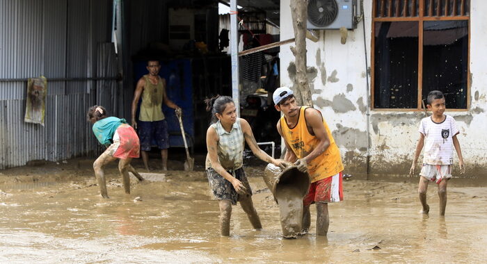 ++ Indonesia: inondazioni, oltre 100 i morti ++
