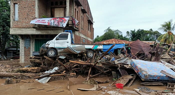 Indonesia: oltre 70 morti nelle inondazioni