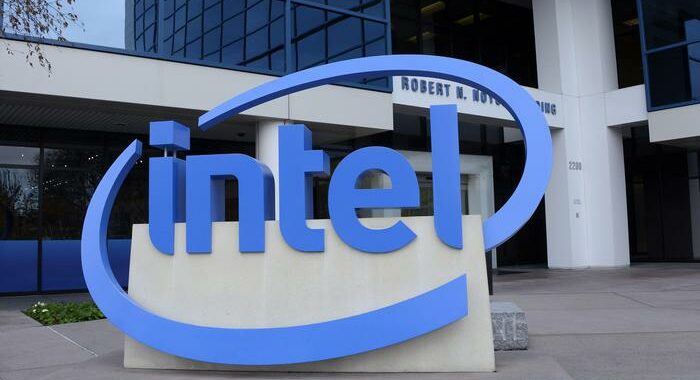 Intel, ricavi per 19,7 miliardi, carenza chip continuerà