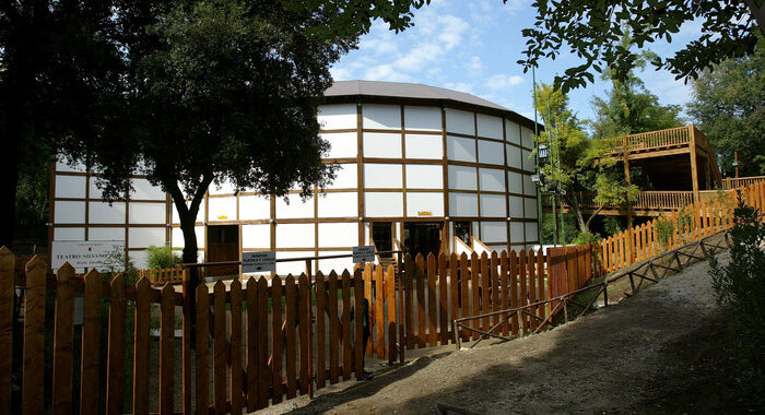 Lavoratori spettacolo occupano Globe Theatre a Roma