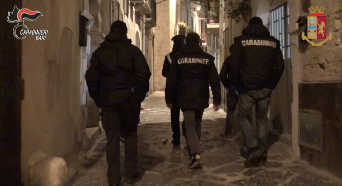 Mafia: estorsioni e droga, 99 arresti a Bari