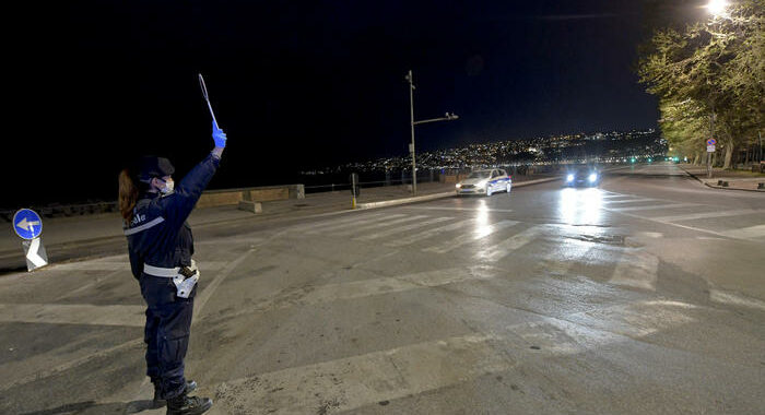 Napoli:assembramenti per ristorante, intervento forze ordine