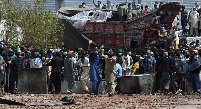 Pakistan, rilasciati 11 poliziotti ostaggio degli islamisti