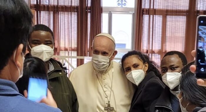 Papa: in visita a vaccinazioni poveri e clochard in Vaticano