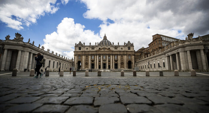 Papa: nuovo giro vite, legge anti-corruzione per dirigenti