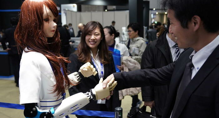 Presa più sicura per le mani robotiche migliorando il tatto