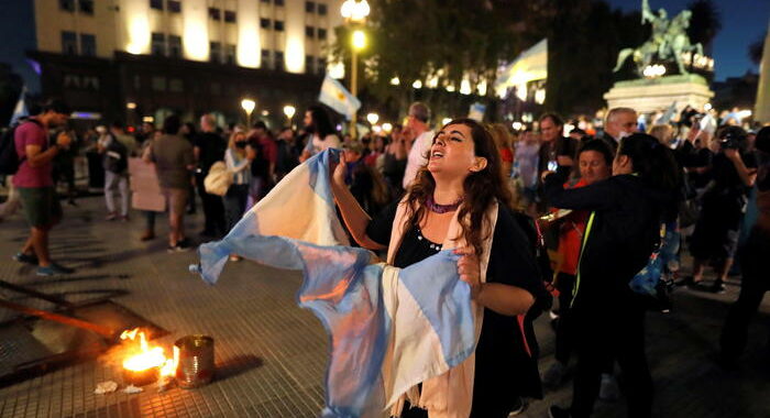 Proteste a Buenos Aires contro nuove restrizioni anti Covid