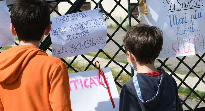 Scuola: da domani 5,6 mln in classe, 2 su 3