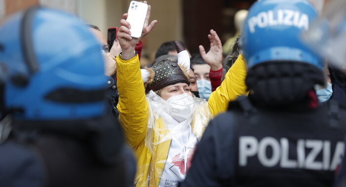 Sit-in IoApro:Bernini,disperazione non giustifica violenza