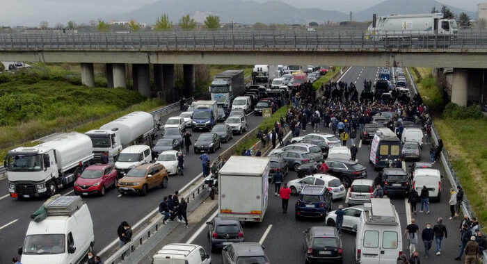 Tni Italia protesta per aperture, bloccata A1 a Incisa