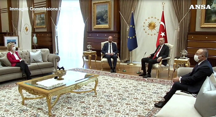 Turchia: von der Leyen senza poltrona, ‘sofagate’ per Erdogan