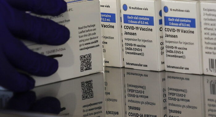 Vaccini: Janssen, plausibile ruolo causale in rare trombosi