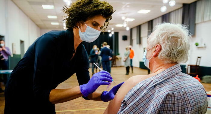 Vaccini: l’Olanda sospende AstraZeneca per tutti