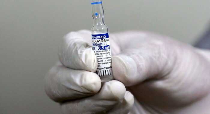 Vaccini: primo lotto di 101.250 dosi di Sputnik V in Libia