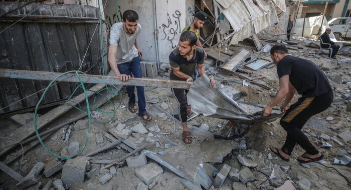 A Gaza 230 morti, 65 erano bambini