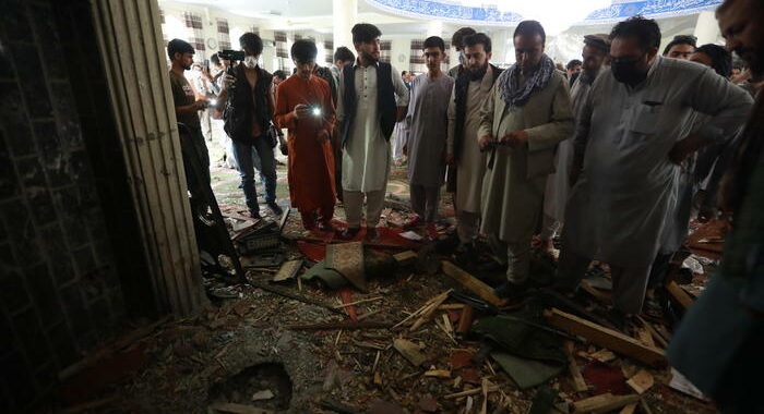 Afghanistan: esplosione in una moschea, almeno 12 morti