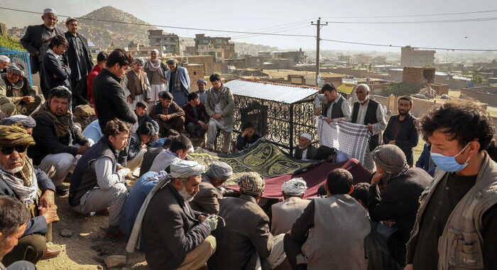 Afghanistan: seppellite le vittime degli attacchi a scuola