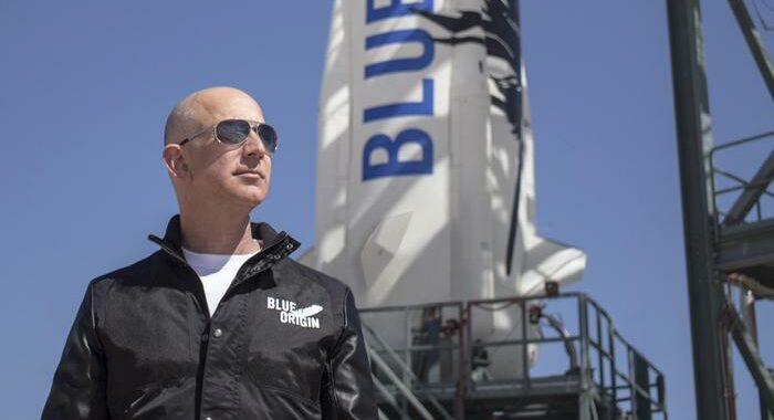 Asta a 2,8 mln per andare nello spazio con navetta di Bezos