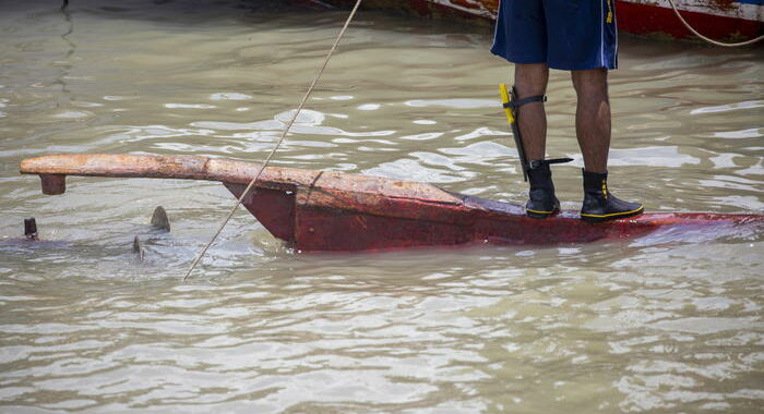 Bangladesh, scontro tra due barche sul fiume: almeno 25 morti