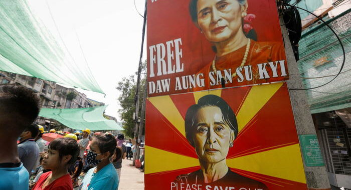 Birmania: capo giunta, Suu Kyi sta bene, presto in tribunale