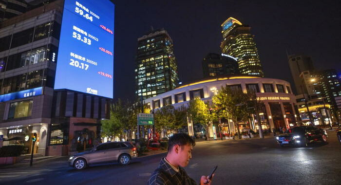 Borsa: Hong Kong positiva, apre a +0,29%