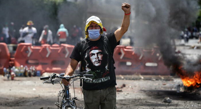 Colombia: sale a 24 il numero di morti nelle proteste