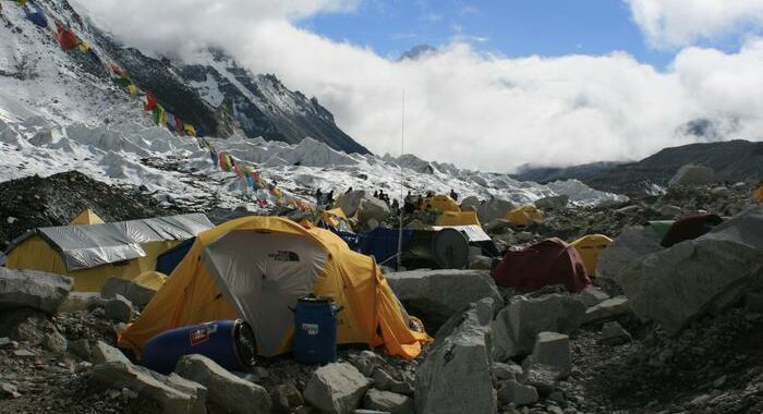 Covid: evacuati alpinisti da campi base Everest e Dhaulagiri