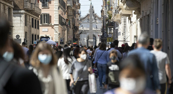 Covid: folla e assembramenti, chiusure in zone movida Roma