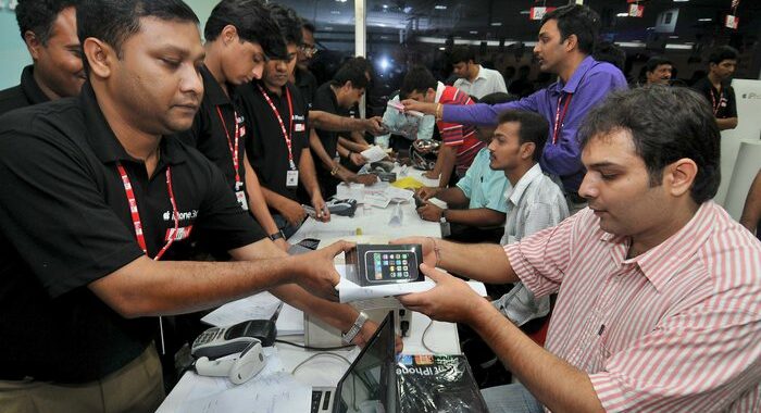 Covid: in India dimezzata la produzione di iPhone