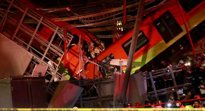 Crollo ponte metro Città del Messico, 15 morti e 70 feriti