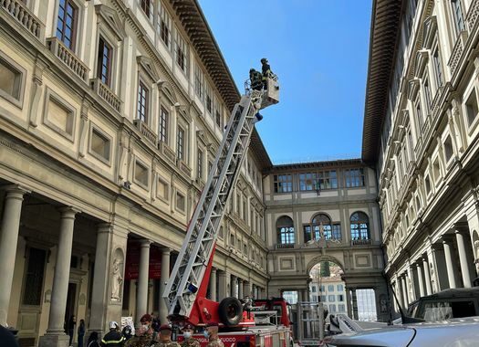 Fumo canna fumaria Uffizi, problema caldaia, visite riprese