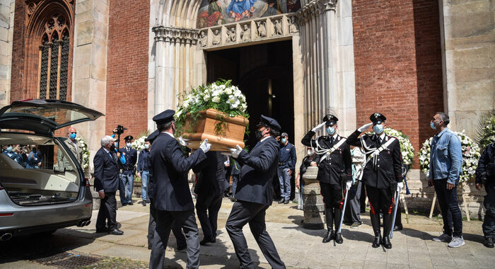 Funerale Fracci, applauso in chiesa e lacrime della famiglia