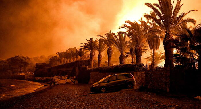 Grecia: incendio, bruciano ancora i boschi vicino ad Atene