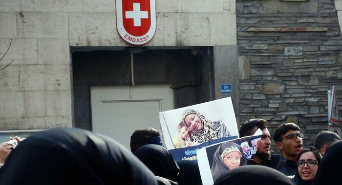 Iran: diplomatica svizzera muore cadendo da una finestra