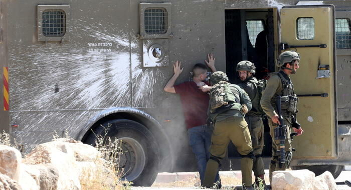Israele: violenze, due bambini arabi ustionati da molotov