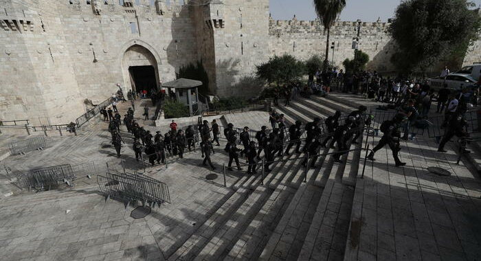 La polizia evacua il Muro del Pianto a Gerusalemme