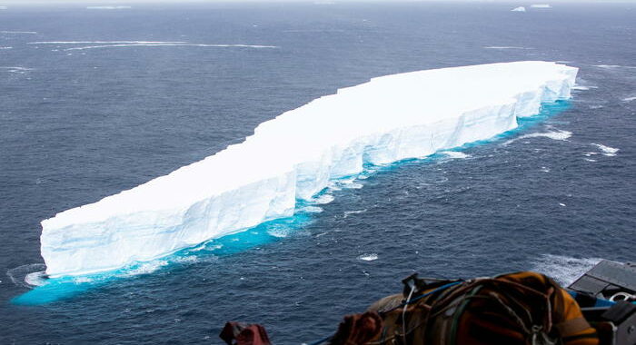 L’iceberg più grande al mondo si stacca dall’Antartide