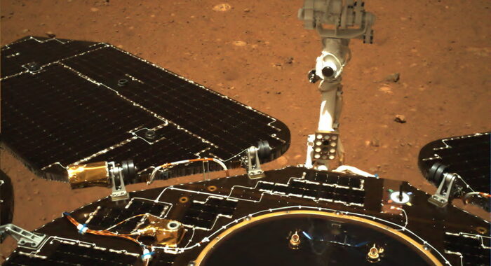 Marte: rover Zhurong lascia piattaforma, inizia esplorazione
