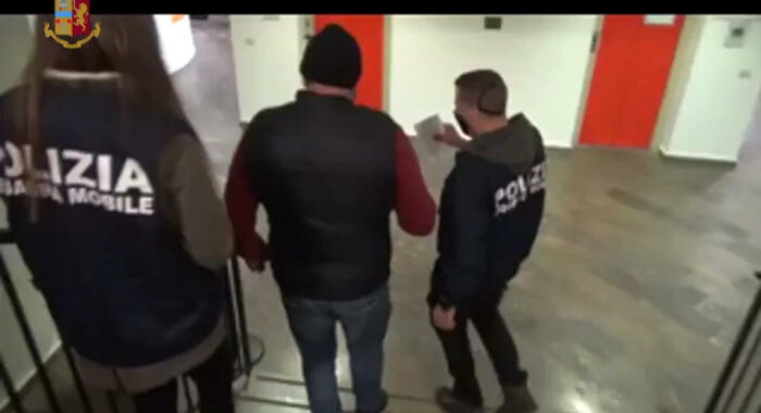 Migrante aggredito: polizia rintraccia tre aggressori