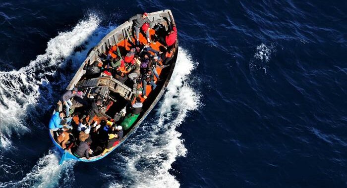Migranti: 415 approdati a Lampedusa su due barconi