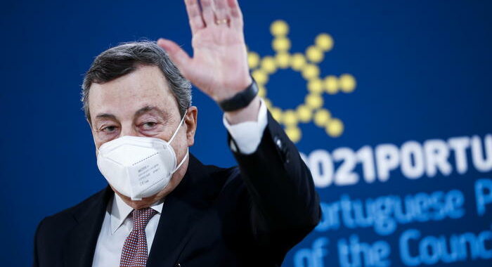 Migranti: Draghi, nessuno lasciato solo in acque italiane