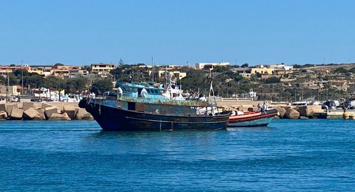 Migranti: raffica sbarchi a Lampedusa, sono un migliaio