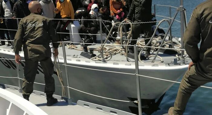 Migranti: Tunisia sventa 4 partenze verso Italia, 215 fermi