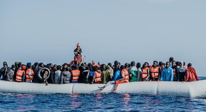 Migranti:Ocean Viking con 236 persone fa rotta verso Augusta