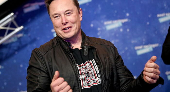 Musk abbandona il Bitcoin, criptovaluta crolla del 16%